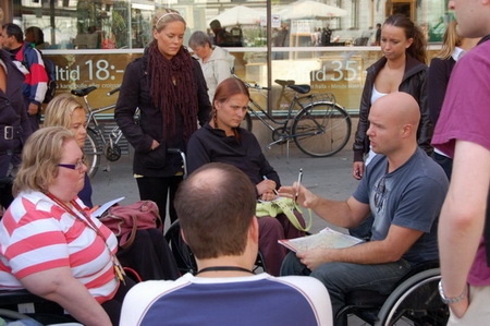 Bild frn den andra massanmlningsaktionens genomfrande i Uppsala 2007-08-18. Till hger i bild Hans Filipsson som berttar fr deltagare hur aktionen genomfrs. Foto: Miles Goldstick